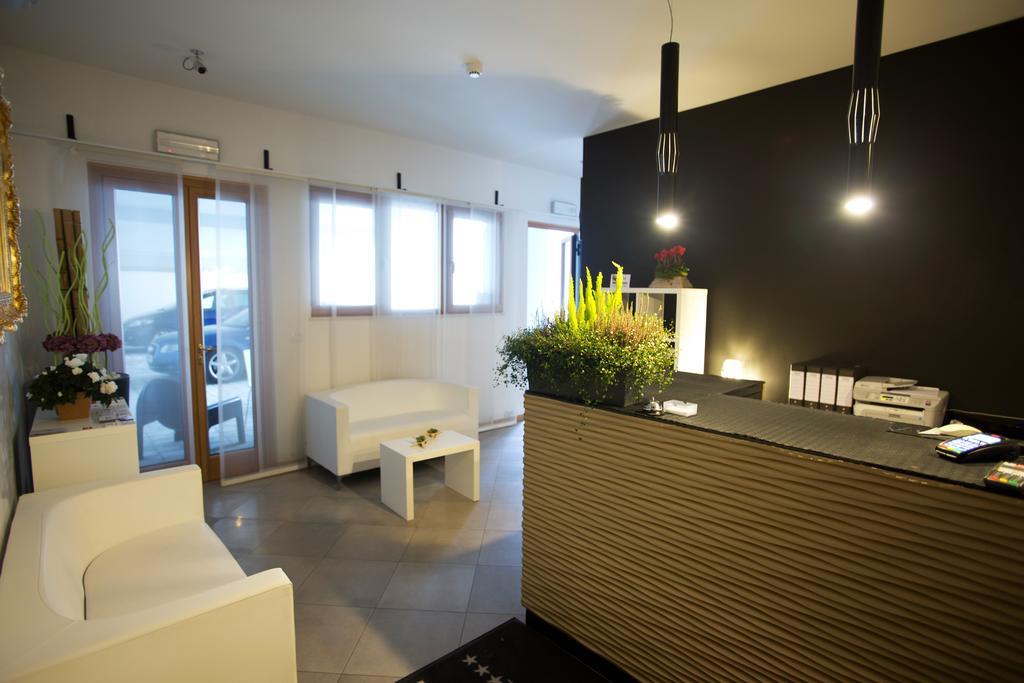 Lacroma Aparthotel Grado Exterior photo