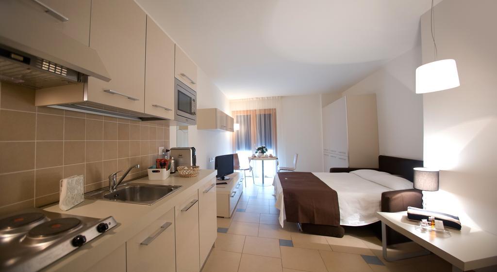 Lacroma Aparthotel Grado Room photo