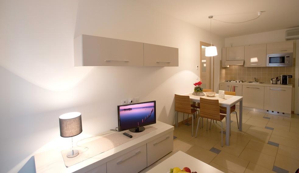 Lacroma Aparthotel Grado Exterior photo